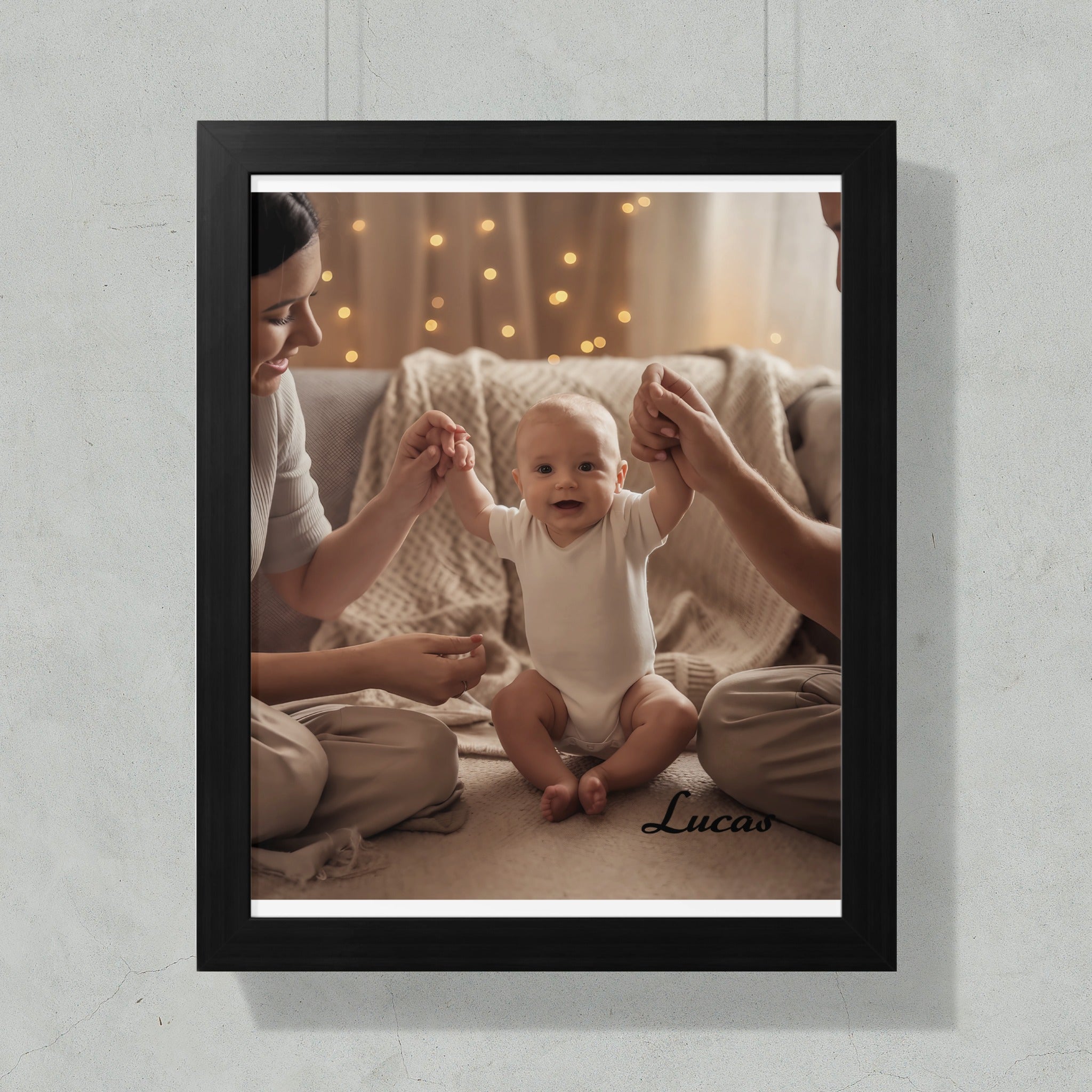 Baby held by parents, text "Lucas" at bottom right.